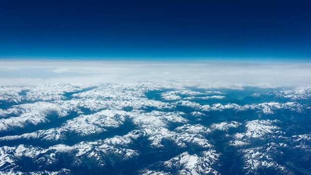 Foto landschaftsansicht vor blauem himmel