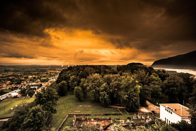 Foto landschaftsansicht vor dem himmel bei sonnenuntergang