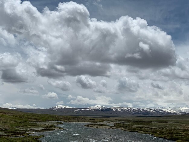 Foto landschaftsansicht vor dem himmel