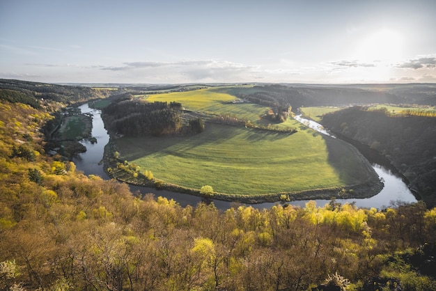 Foto landschaftsansicht vor einem bewölkten himmel