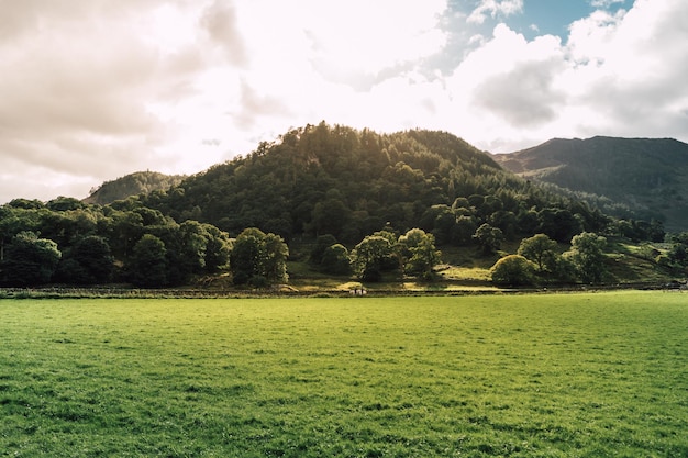 Landschaftsansicht vor einem bewölkten Himmel