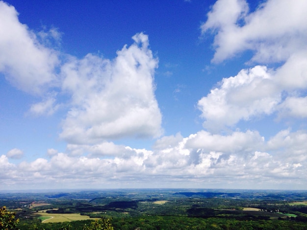 Landschaftsansicht vor einem bewölkten Himmel