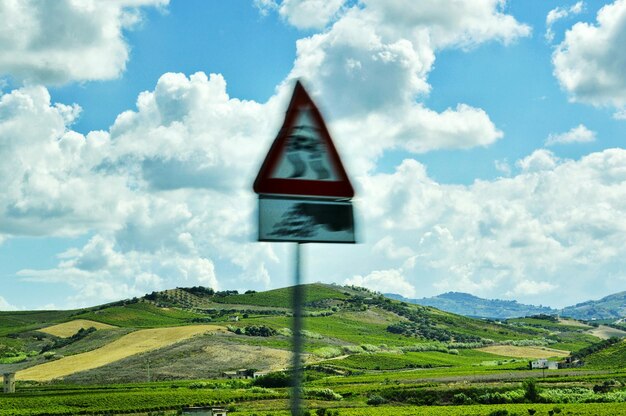 Landschaftsansicht vor einem bewölkten Himmel