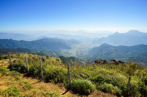 Foto landschaftsansicht vor klarem blauem himmel