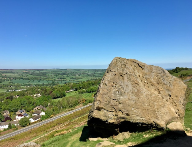 Landschaftsansicht vor klarem blauem Himmel