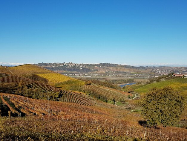 Foto landschaftsansicht vor klarem blauem himmel