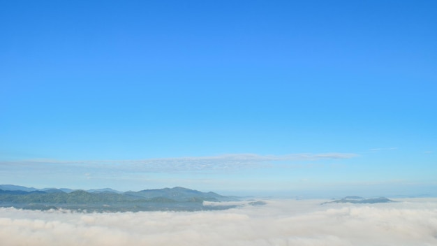 Foto landschaftsansicht vor klarem blauem himmel