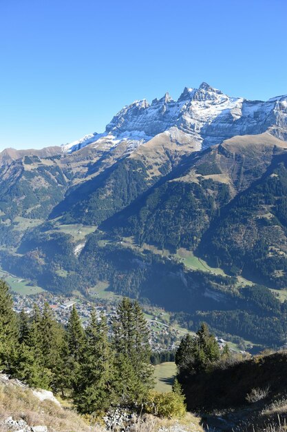 Foto landschaftsansicht vor klarem himmel