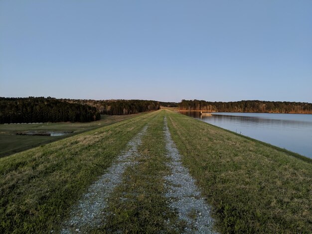 Landschaftsansicht vor klarem Himmel