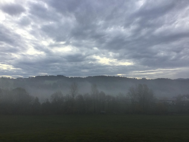 Foto landschaftsansicht vor sturmwolken