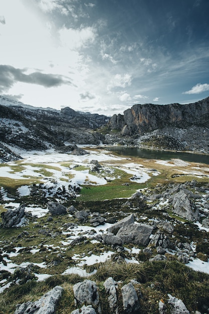 Landschaftsaufnahme der schneebedeckten Bergkette