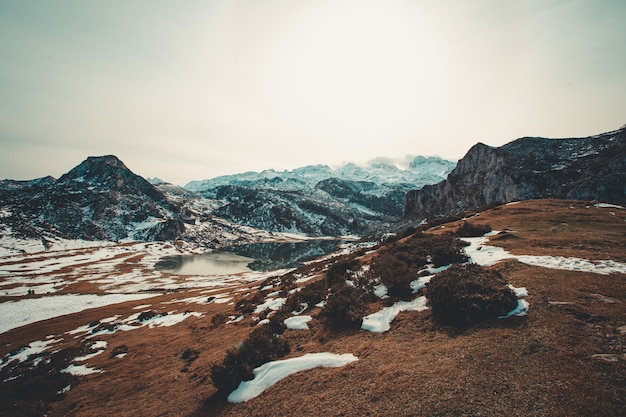 Landschaftsaufnahme der Spitze der Berge