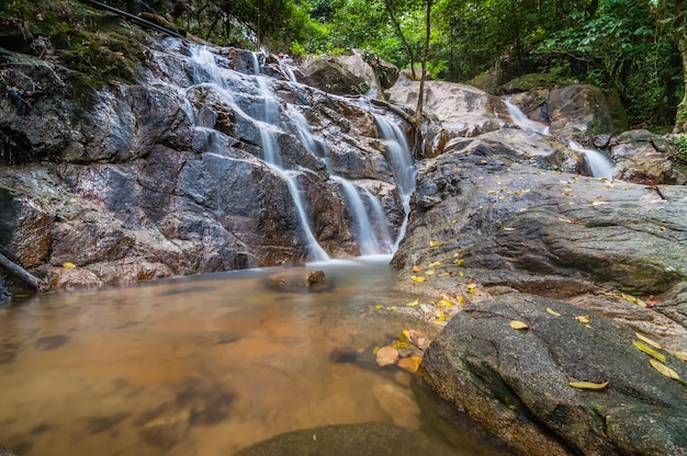Landschaftsaufnahme eines Wasserfalls entlang der Felsen