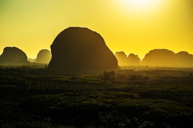 Landschaftsberg mit Sonnenuntergang in Krabi Thailand