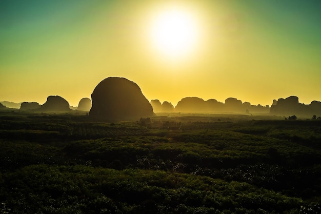 Landschaftsberg mit Sonnenuntergang in Krabi Thailand