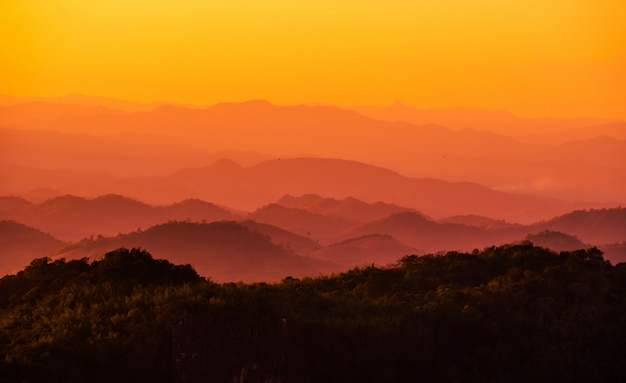 Landschaftsberg mit Sonnenuntergang in Nan Thailand