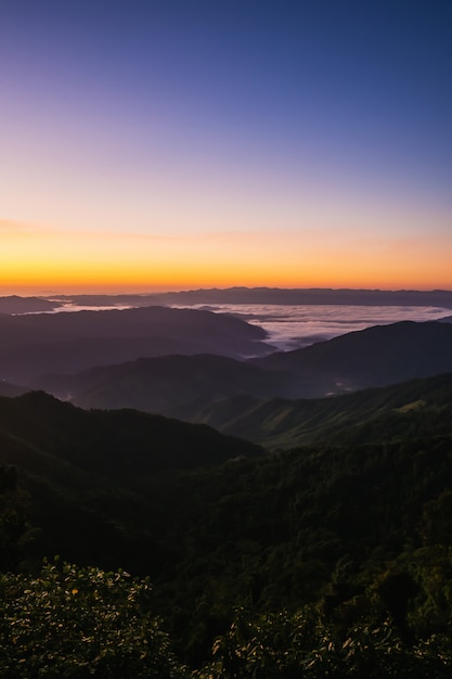 Landschaftsberg mit Sonnenuntergang in Nan Thailand