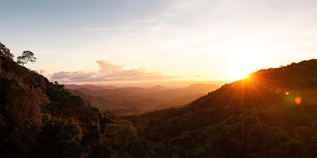 Landschaftsberg während des Sonnenuntergangs in Mae Hong SonThailand