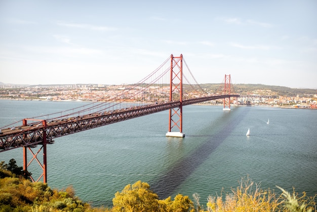 Landschaftsblick auf den Fluss Tejo und die berühmte Brücke vom 25. April in der Stadt Lissabon, Portugal