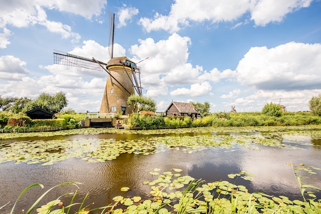 Landschaftsblick auf die alten Windmühlen bei sonnigem Wetter im Dorf Kinderdijk, Niederlande