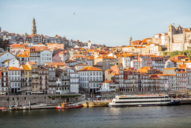 Landschaftsblick auf die Altstadt am Flussufer des Flusses Douro in Porto während des Sonnenuntergangs in Portugal