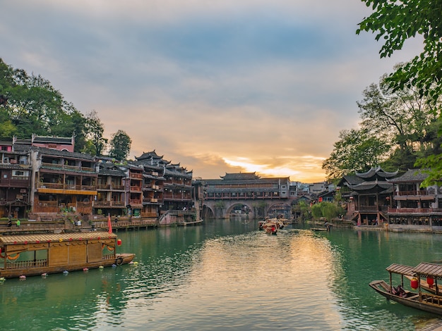 Landschaftsblick mit Sonnenuntergangshimmel der alten Stadt Fenghuang .phönix antike Stadt oder Fenghuang County ist eine Grafschaft der Provinz Hunan, China