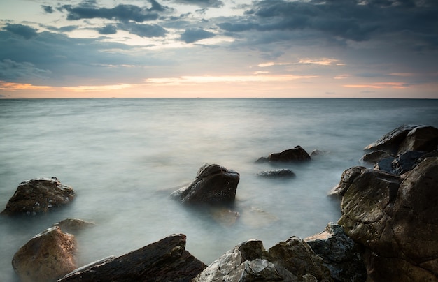 Landschaftsfoto von Felsen im Meer im Sonnenuntergang