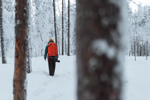 Landschaftsfotograf Trekking in einem verschneiten Lappland, Finnland