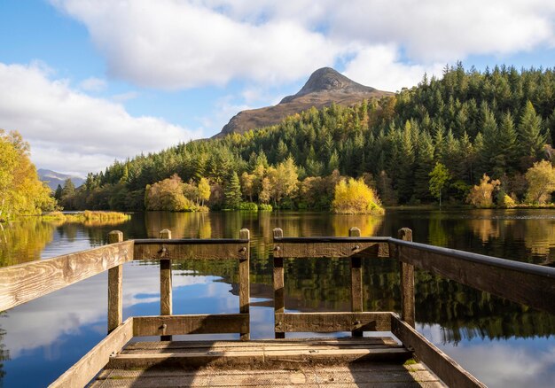 Landschaftsfotografie von See, Bergen, Wald, Herbst, Brücke, Glencoe Lochan, Schottland