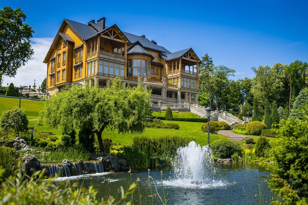 Landschaftsgestaltung im Garten Der Weg im GartenSchöne Landschaftsgestaltung im HinterhofEinige Blumen und hübsch getrimmte Büsche auf dem ebenen VorgartenLandschaft formal