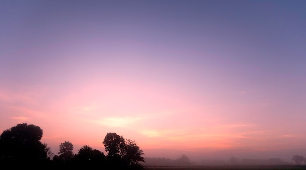 Landschaftshintergrund mit Dämmerungsabendlicht