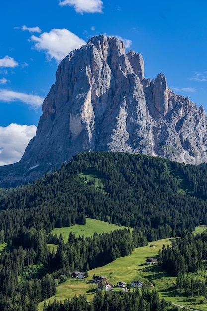 Landschaftslandschaft der Alpenberge in Italien