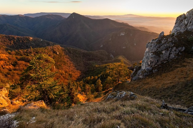 Landschaftslandschaft in den Bergen bei Sonnenuntergang im Herbst