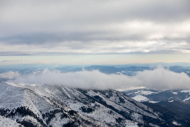 Landschaftspanoramablick auf die schneebedeckten Tatra-Berge im Winter in der Slowakei