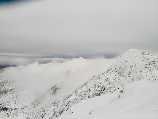 Landschaftspanoramablick auf die schneebedeckten Tatra-Berge im Winter in der Slowakei