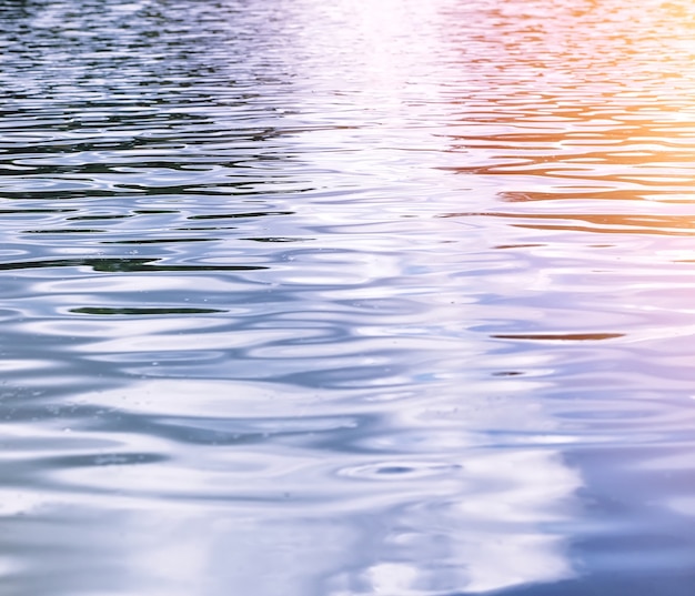 Foto landschaftssee. beschaffenheit des wassers. der see ist im morgengrauen. die mündung des flusses am zusammenfluss des sees.