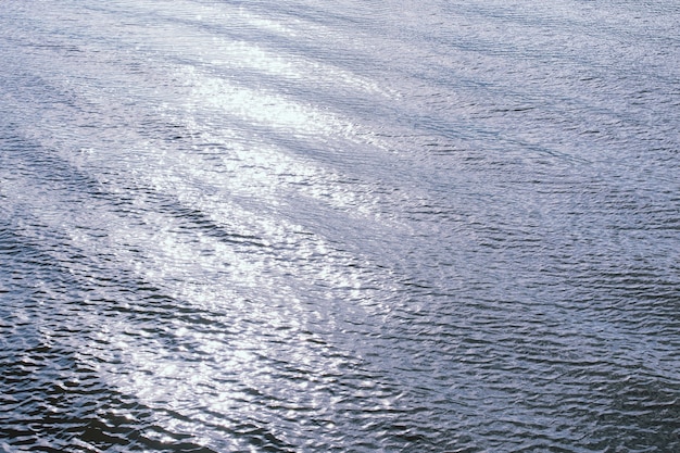 Landschaftssee. Beschaffenheit des Wassers. Der See ist im Morgengrauen. Die Mündung des Flusses am Zusammenfluss des Sees.