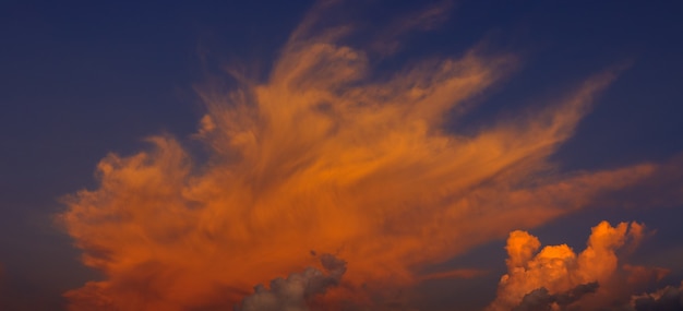 Landschaftssommergoldene Wolken und Dämmerungshimmel