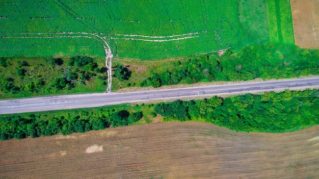 Landschaftsstraße und Feldansicht von oben