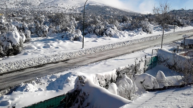 Landschaftswinter-Straßenberg mit Schnee