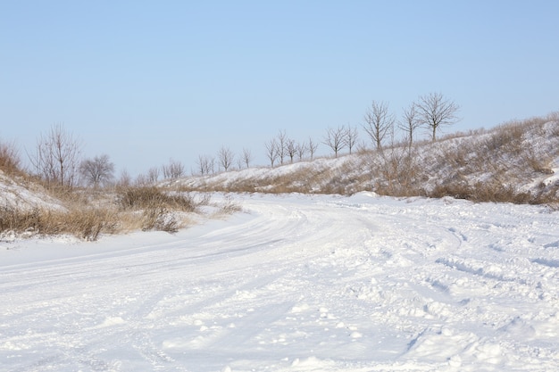 Landseite leere Straße an einem sonnigen Tag mit Schnee bedeckt