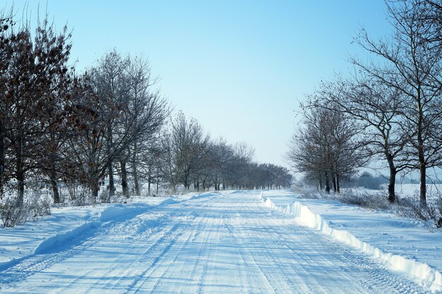 Landseite leere Straße an einem sonnigen Tag mit Schnee bedeckt