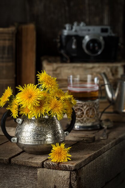 Landstillleben mit Blumenstrauß und alten Sachen,