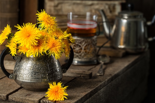 Landstillleben mit Blumenstrauß und alten Sachen,