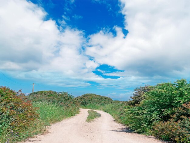 Landstraße an einem bewölkten Tag in Sardinien