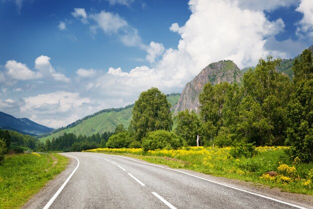 Landstraße Autobahn in die Berge