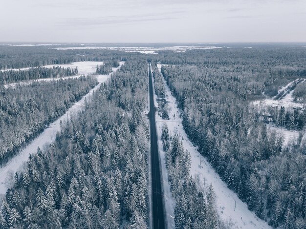 Landstraße, die durch die wunderschönen schneebedeckten Landschaften führt Luftaufnahme Drohnenfotografie