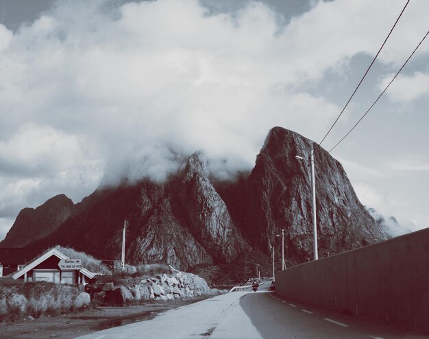 Foto landstraße gegen felsige berge in wolken