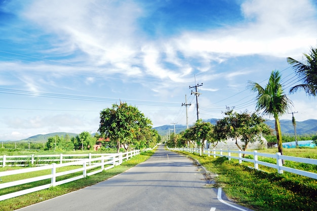 Landstraße gegen Hintergrund des blauen Himmels, Chiang Mai, Thailand