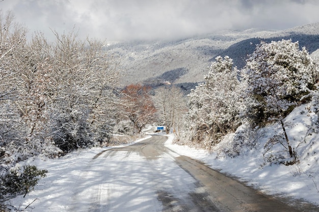 Landstraße in den malerischen Bergen an einem Wintertag Griechenland Peloponnes